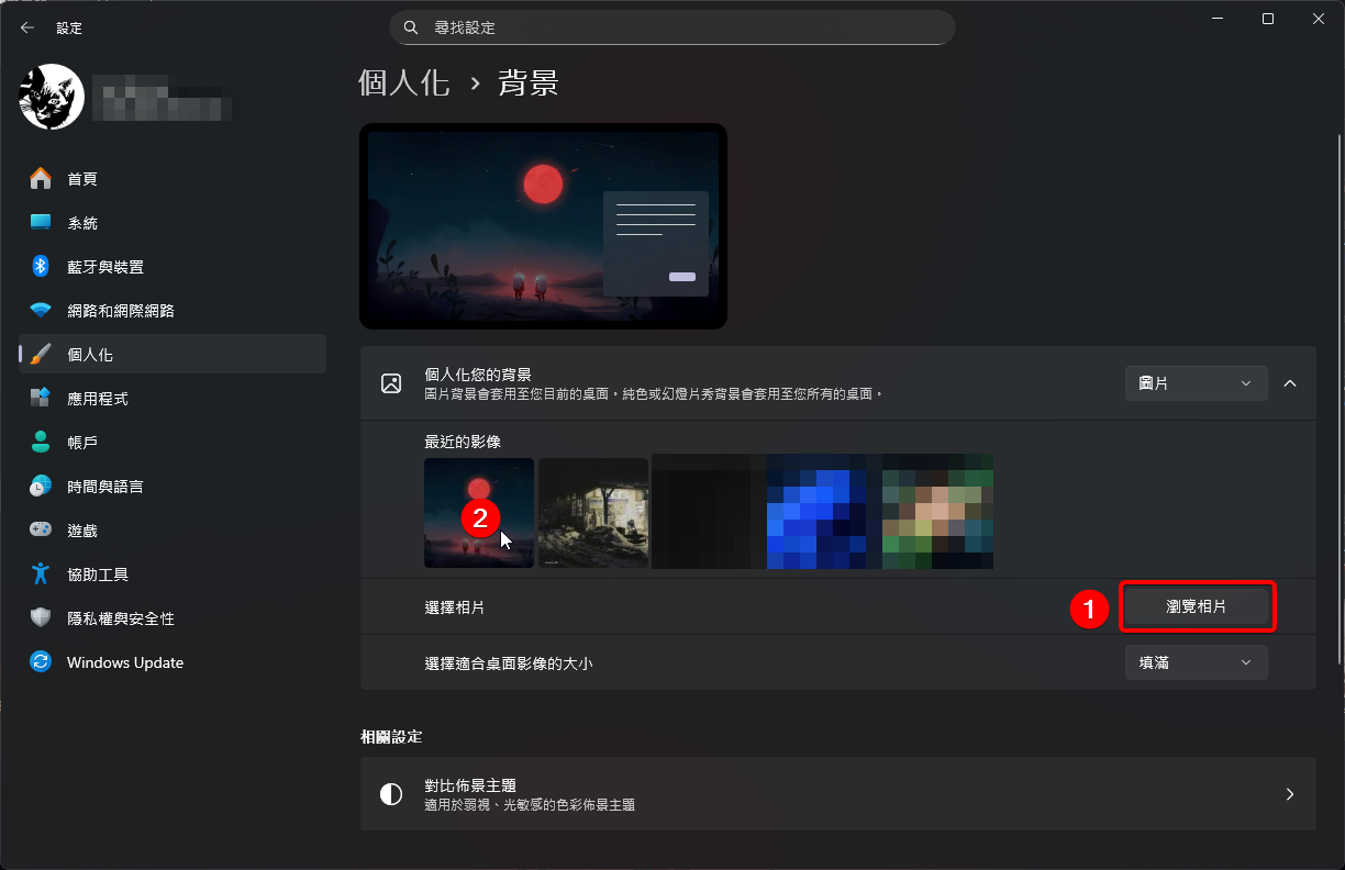 背景設定頁面中,標號 1 指向「瀏覽相片」按鈕,標號 2 指向「最近的影像」裡的第一張圖